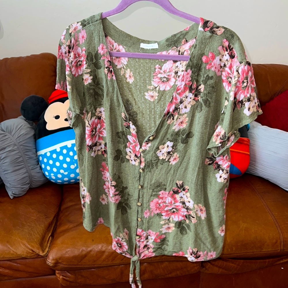 🍀5 x $15🍀 Maurice’s flower blouse Size Large